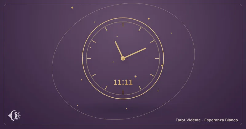 Horas espejo. Reloj dorado con la hora 11:11. Tarot Vidente · Esperanza Blanco.