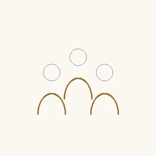 Grupo de personas · tres cabezas circulares y trazos de hombros